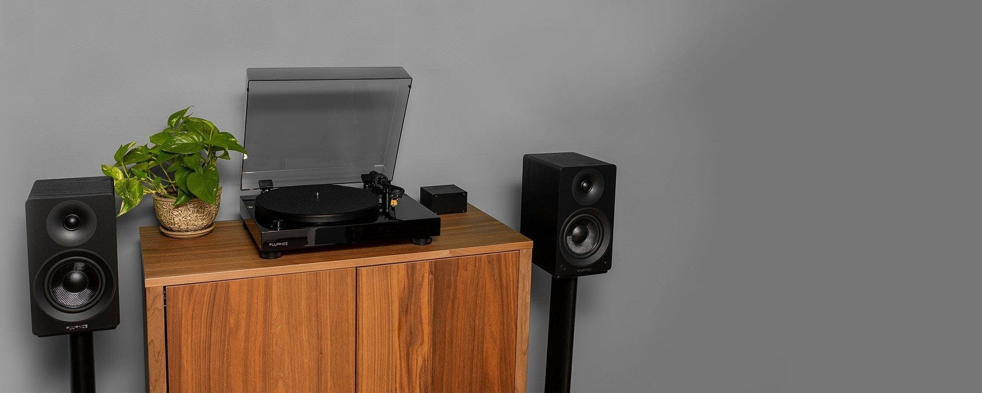 RT80 Classic High Fidelity Vinyl Turntable with Ai41 Powered 5” Stereo Bookshelf Speakers
