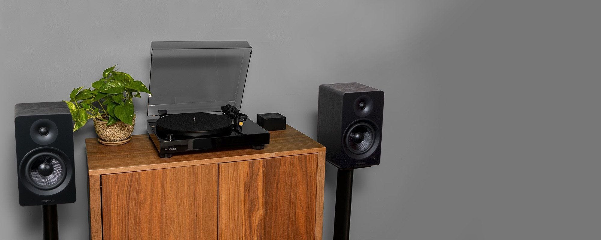RT80 Classic High Fidelity Vinyl Turntable with Ai61 Powered 6.5” Bookshelf Speakers