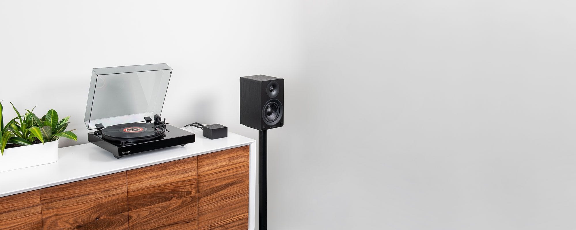 Reference RT82 High Fidelity Vinyl Turntable with PA10 Phono Preamp and Ai41 Powered 5” Bookshelf Speakers