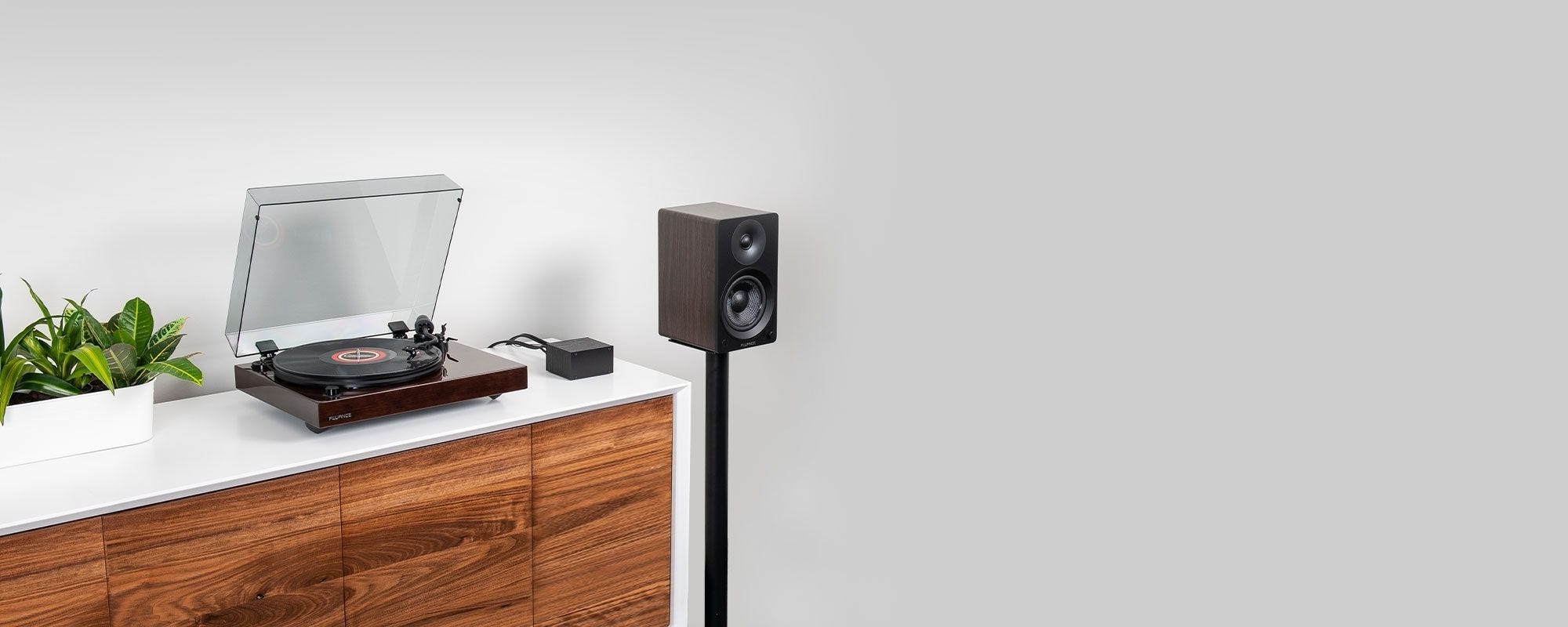 Reference RT82 High Fidelity Vinyl Turntable with PA10 Phono Preamp and Ai41 Powered 5” Bookshelf Speakers