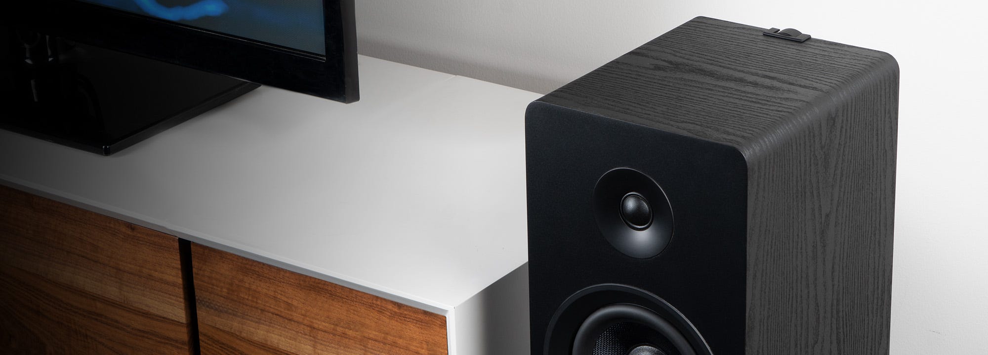 Cabinets of Fluance Ai81 Powered Floorstanding Tower Speakers
