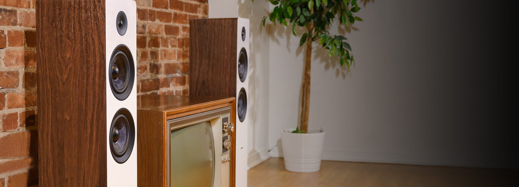 RT80 Classic High Fidelity Vinyl Turntable with Ai41 Powered 5” Stereo Bookshelf Speakers